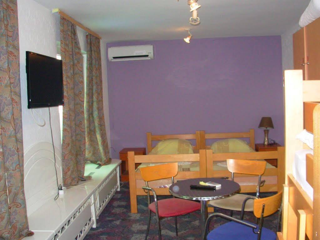 Hostel 021 โนวีซาด ภายนอก รูปภาพ