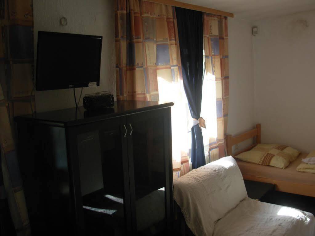 Hostel 021 โนวีซาด ภายนอก รูปภาพ